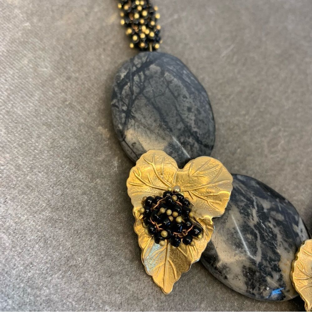 LAKU gray gold tone Rock stone leaf beaded necklace - Picture 3 of 9